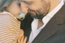 A pequena Alice e Daniel Oliveira