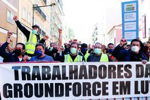 Trabalhadores da Groundforce voltaram a protestar, desta vez junto à residência oficial do primeiro-ministro, em São Bento, Lisboa 