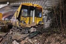 Comboio descarrila com 12 pessoas a bordo em Inglaterra. Veja as imagens 