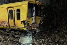 Comboio descarrila com 12 pessoas a bordo em Inglaterra. Veja as imagens	