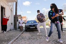 Jovens Kuduristas da Caparica combatem solidão dos idosos com dança e afetos