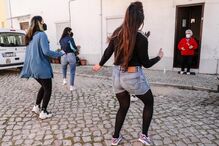 Jovens Kuduristas da Caparica combatem solidão dos idosos com dança e afetos