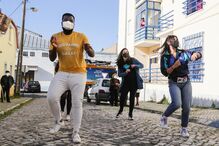 Jovens Kuduristas da Caparica combatem solidão dos idosos com dança e afetos