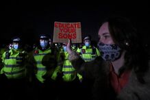 Manifestantes e polícia envolvem-se em confrontos durante vígilia em homenagem a Sarah Everard em Londres