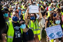 Centenas de trabalhadores da Groundforce em Belém gritam pelos salários
