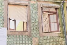 Pelo menos dois soterrados em queda de parede de prédio em construção no Porto