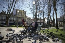 Bancos de jardins do Porto cheios de pessoas a usufruir de sol e liberdade 