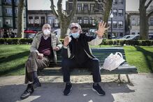 Bancos de jardins do Porto cheios de pessoas a usufruir de sol e liberdade 