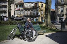Bancos de jardins do Porto cheios de pessoas a usufruir de sol e liberdade 