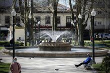 Bancos de jardins do Porto cheios de pessoas a usufruir de sol e liberdade 