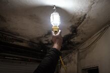 Rodeados de entulho e lixo, Artemiza e Martinho vivem o fim do bairro 6 de Maio na Amadora