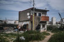 Rodeados de entulho e lixo, Artemiza e Martinho vivem o fim do bairro 6 de Maio na Amadora