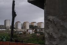 Rodeados de entulho e lixo, Artemiza e Martinho vivem o fim do bairro 6 de Maio na Amadora