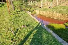 Descarga poluente em ribeira de Santo Tirso