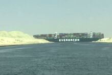 Navio de carga bloqueia Canal do Suez no Egito