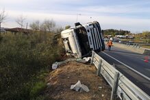 Dois irmão feridos em capotamento aparatoso de camião em Braga