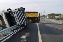 Dois irmão feridos em capotamento aparatoso de camião em Braga