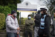 Muçulmanos manifestam-se em frente à escola Batley Grammar