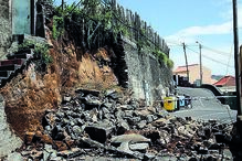 Destroços na estrada, na Madeira, após mau tempo
