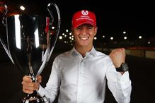 Mick Schumacher com o troféu de campeão de F2 de 2020
