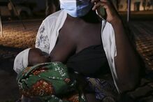 Aida Cisto com a filha bebé ao colo