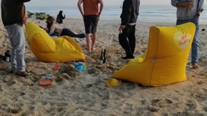 Polícia Marítima trava duas festas ilegais com mais de 30 pessoas em praia da Costa da Caparica