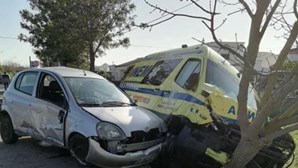 Mulher gravemente ferida em violenta colisão entre ambulância e carro em Vila Real de Santo António