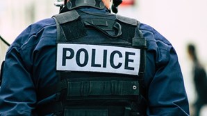 Duas meninas de 6 e 11 anos feridas em ataque com faca perto de escola em França. Agressor foi detido