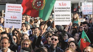Cerca de três mil pessoas em protesto contra confinamento em Lisboa sem máscara ou distância