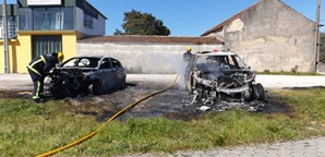 Incêndio consome dois carros em Aveiro