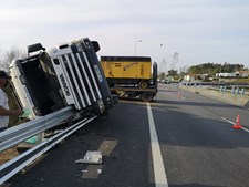 Dois irmão feridos em capotamento aparatoso de camião em Braga