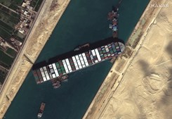 Imagem de satélite mostra o 'Ever Given' atravessado no Canal do Suez