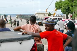 População de Pemba junta-se no porto à chegada dos deslocados dos ataques armados.