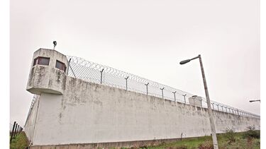 Traficantes dão mil euros e droga a preso já com saídas precárias