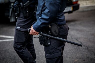 Bastão policial foi apreendido