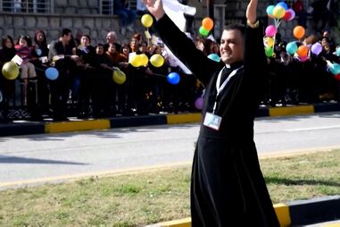 Padre iraquiano celebra visita de Papa Francisco com música e dança