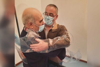 Utentes de associação de Felgueiras abraçam familiares ao fim de um ano de pandemia 