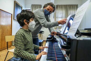 Som dos instrumentos dos alunos calaram silêncio trazido pelo confinamento no Conservatório