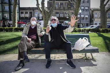 Bancos de jardins do Porto cheios de pessoas a usufruir de sol e liberdade 