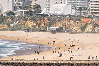 Proteção costeira entre Praia da Rocha e Vau termina em maio