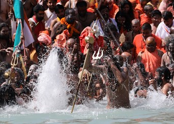 Milhares de indianos celebram festival hindu com banho no rio