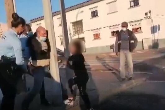 Homem resiste a detenção da GNR. Filho aos gritos assiste a tudo