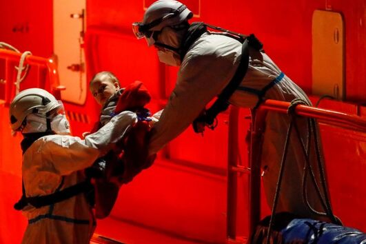 Bebé salvo durante resgate a barco de migrantes com várias crianças ao largo das ilhas Canárias