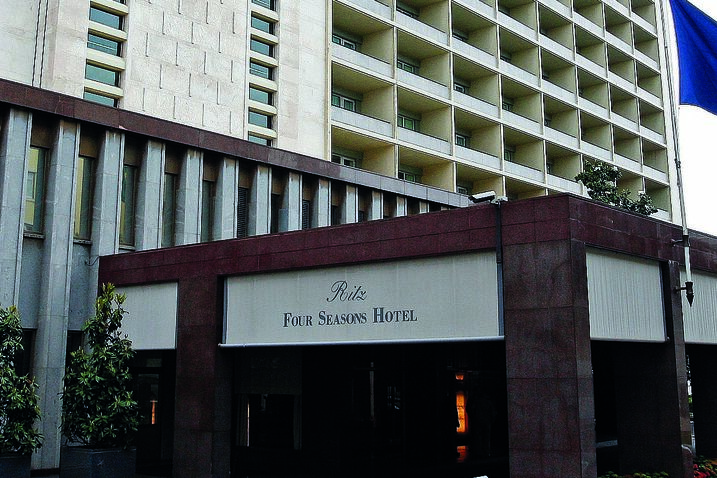 Grupo armado rouba joias no Hotel Ritz e foge de trotinetas
