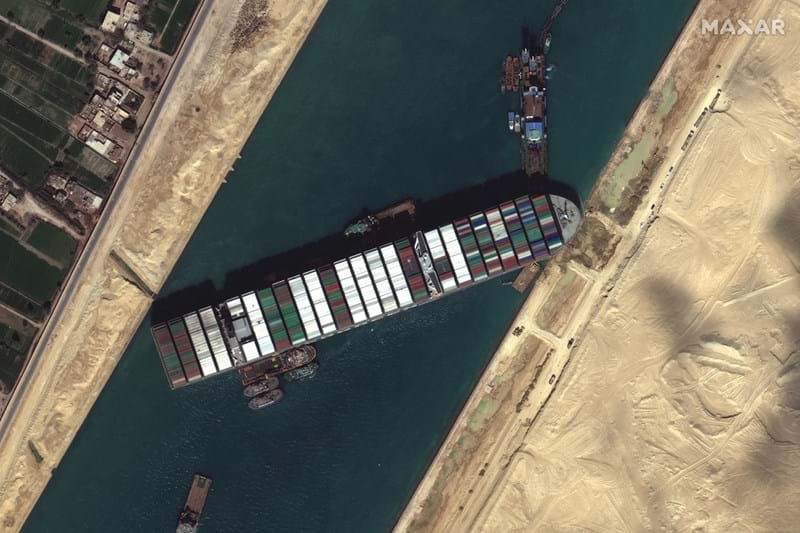 Vento forte e marés dificultam operação para desencalhar navio no Canal do  Suez - Mundo - Correio da Manhã