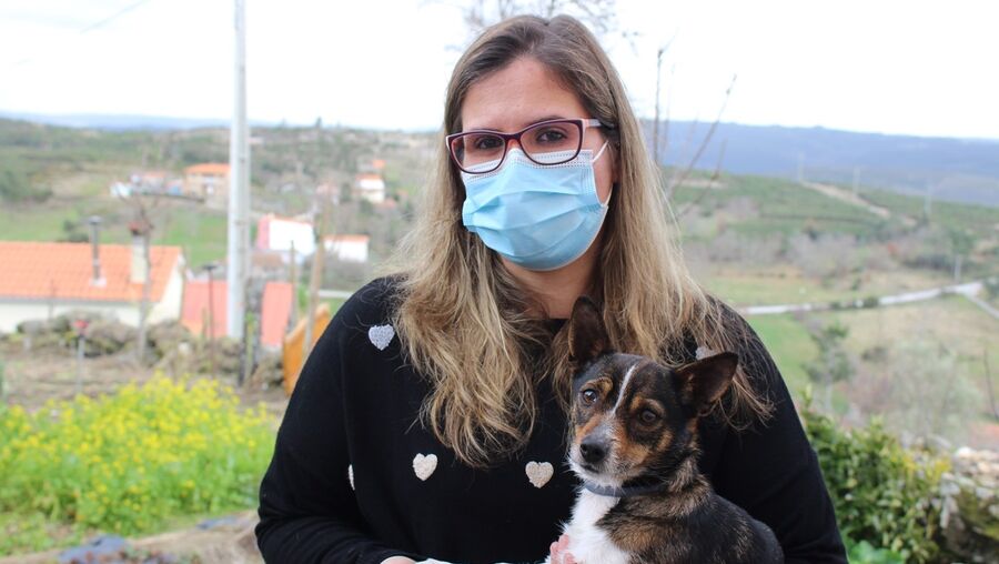 Andreia Lourenço com a cadela Estrela ao colo