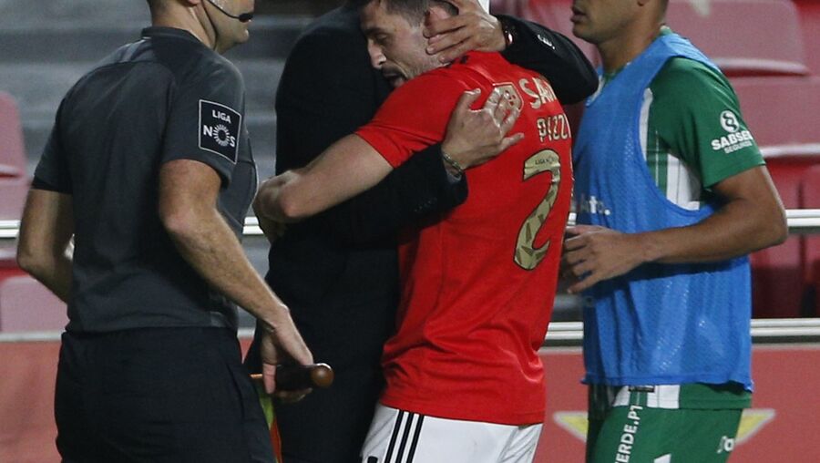 Pizzi deu um abraço prolongado a Rui Costa, depois de ter saltado do banco para fazer o segundo golo do Benfica