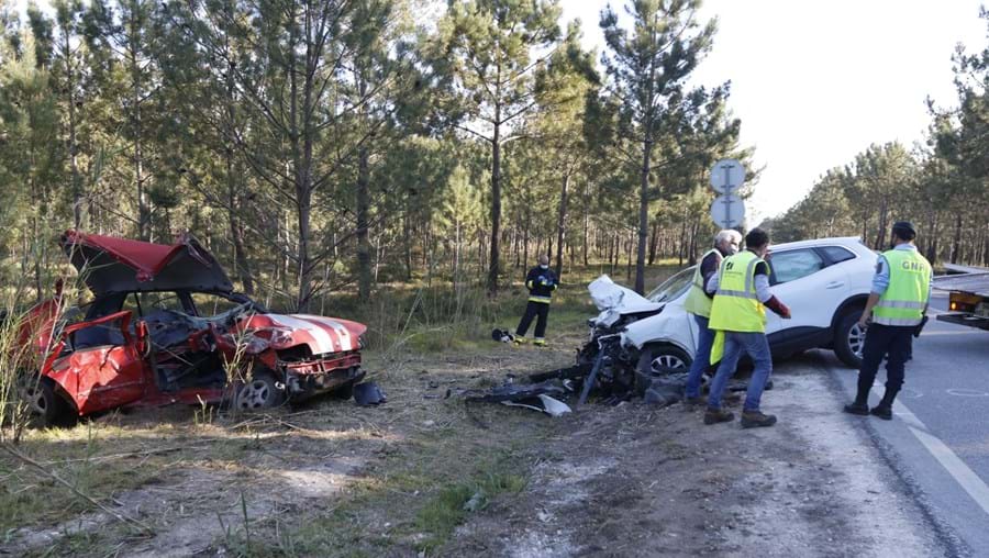 Os dois jovens que morreram seguiam no carro vermelho, à esquerda na foto, que se imobilizou fora da estrada