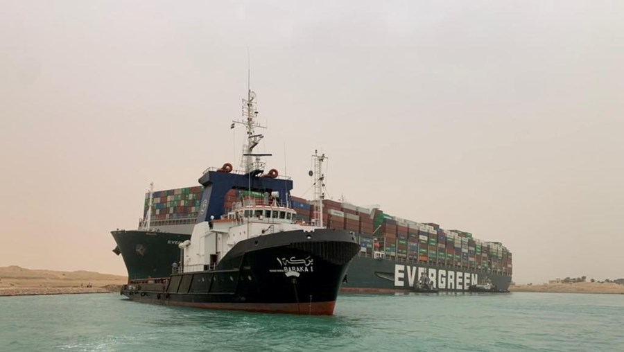 Navio de carga bloqueia Canal do Suez no Egito	