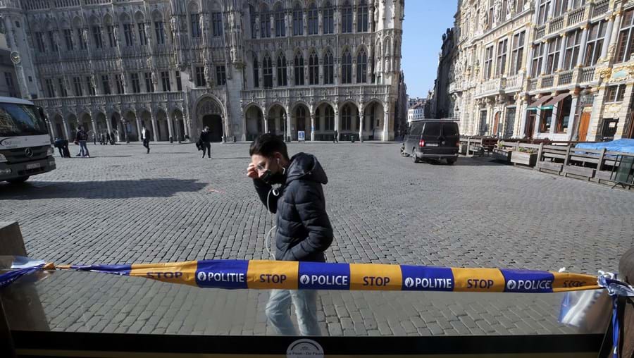 Bélgica volta a endurecer medidas de confinamento com fecho de escolas e lojas
